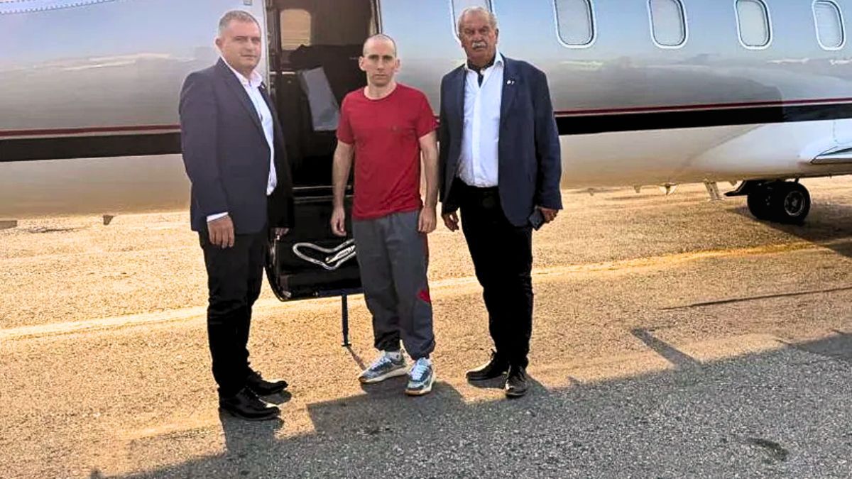 Nahuel Gallo en el Aeropuerto Internacional de Maiquetía Simón Bolívar (Caracas) minutos antes de viajar a la Argentina. Estuvo acompañado por dos dirigentes de la Asociación del Fútbol Argentino (AFA): Luciano Nakis y Fernando Isla Casares. Nahuel Gallo en el Aeropuerto Internacional de Maiquetía Simón Bolívar (Caracas) minutos antes de viajar a la Argentina. Estuvo acompañado por dos dirigentes de la Asociación del Fútbol Argentino (AFA): Luciano Nakis y Fernando Isla Casares.