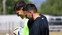 Facundo Lencioni está junto al entrenador Ariel Broggi.