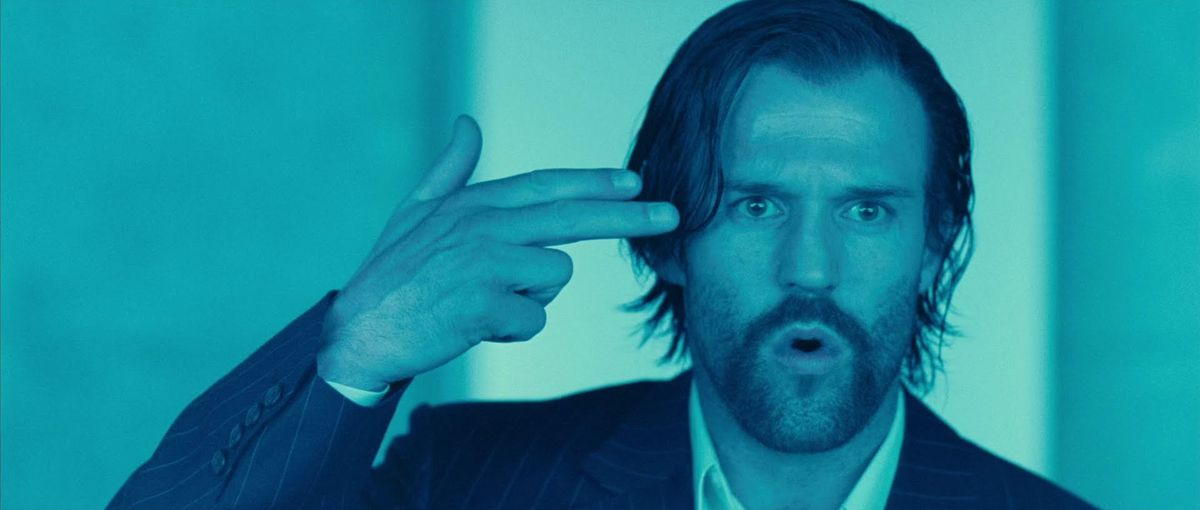 Genio de la acción. Es Jason Statham, en Revolver la rompe con su actuación. Genio de la acción. Es Jason Statham, en Revolver la rompe con su actuación.