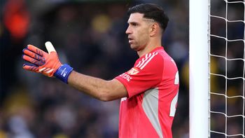 El gran hito de Dibu Martínez en la caída del Aston Villa por la Premier League