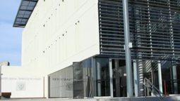 Locura. El sujeto tomó un encendedor, prendió fuego al envase plástico y lo lanzó dentro de la casa de la joven, pero la botella impactó en el poste de luz. Locura. El sujeto tomó un encendedor, prendió fuego al envase plástico y lo lanzó dentro de la casa de la joven, pero la botella impactó en el poste de luz.