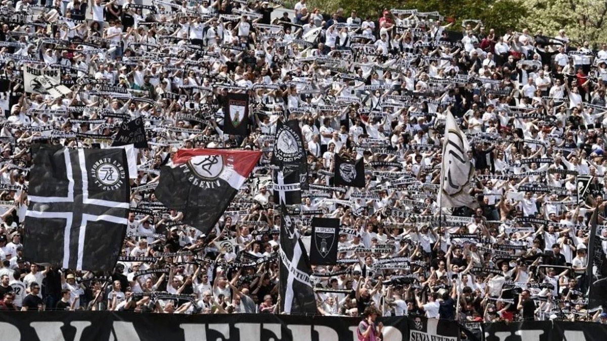 La hinchada del Spezia tuvo un pésimo comportamiento con Diego Maradona.