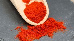 El pimentón es el producto en polvo obtenido tras la molienda del pimiento rojo, maduro y sano, previamente deshidratado.