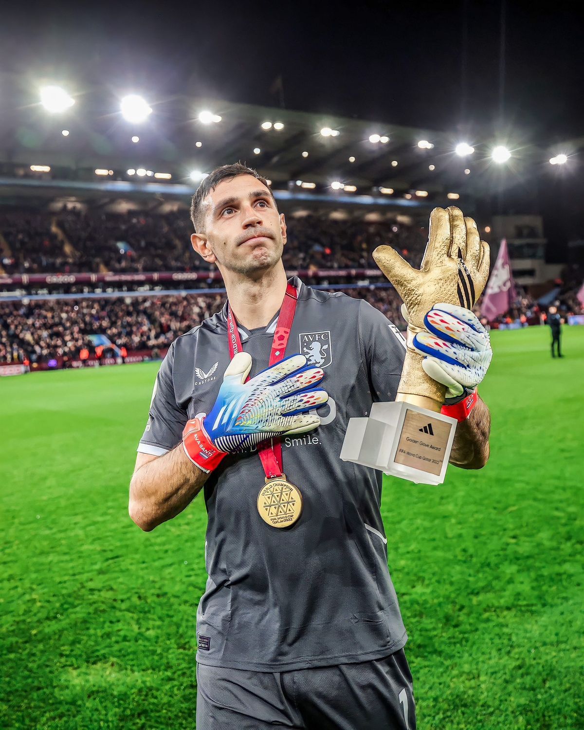 Dibu logró clasificar con el Aston Villa a la próxima edición de la Champions League. Dibu logró clasificar con el Aston Villa a la próxima edición de la Champions League.