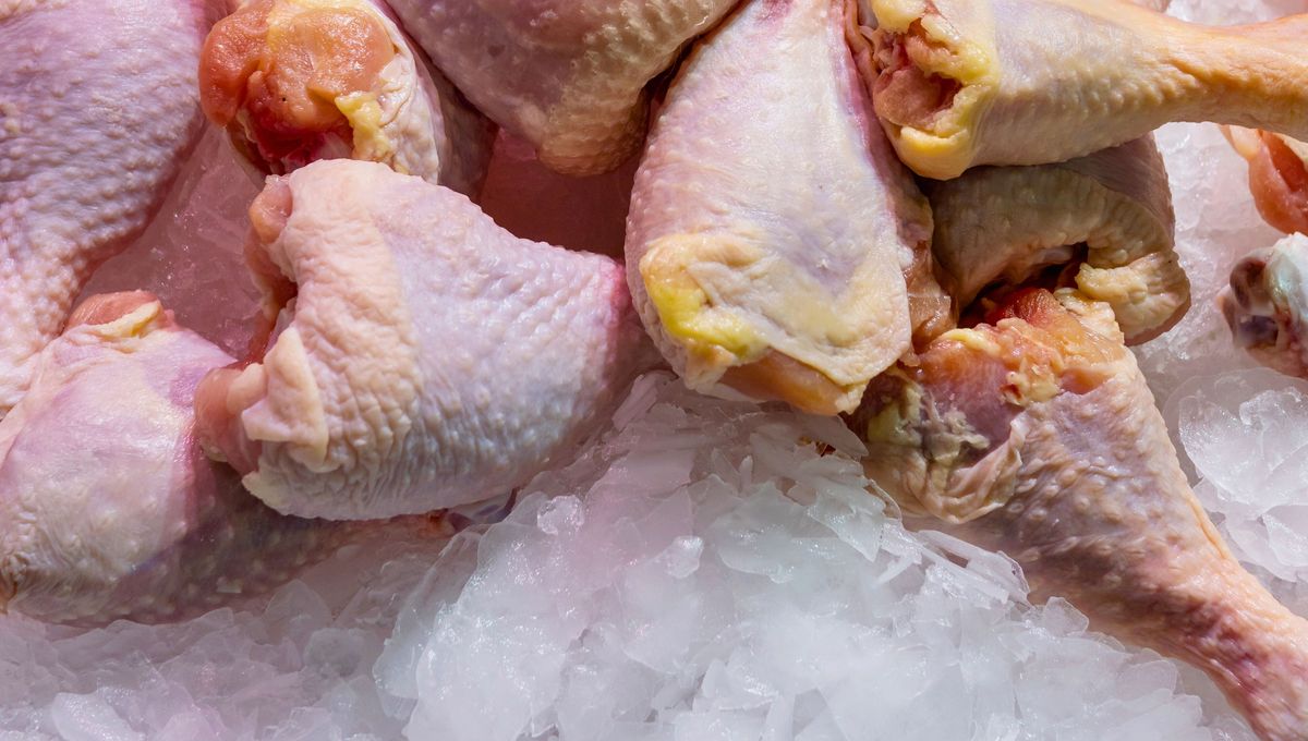 Mantén el pollo y cualquier tipo de carne bien refrigerada. Mantén el pollo y cualquier tipo de carne bien refrigerada. 