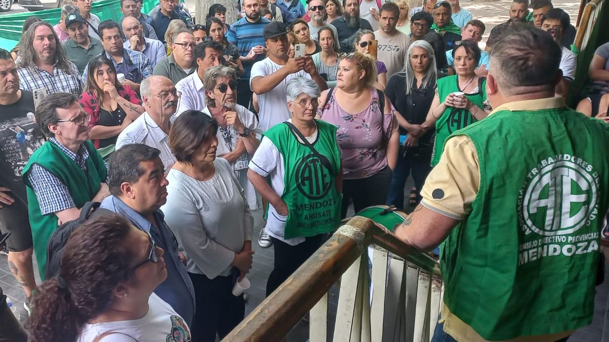 Las últimas paritarias se cerraron, en la mayoría de los gremios, con un 15% de aumento para febrero, igual porcentaje para marzo y un bono de $90.000. Las últimas paritarias se cerraron, en la mayoría de los gremios, con un 15% de aumento para febrero, igual porcentaje para marzo y un bono de $90.000.