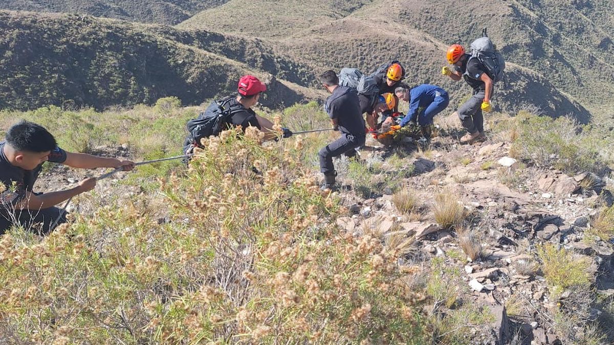 Personal de la Patrulla de Rescate junto con Bomberos del Cuartel Central y la Unidad Motorizada de Acción Rápida (UMAR) en un salvataje en el Cerro Arco. Personal de la Patrulla de Rescate junto con Bomberos del Cuartel Central y la Unidad Motorizada de Acción Rápida (UMAR) en un salvataje en el Cerro Arco.