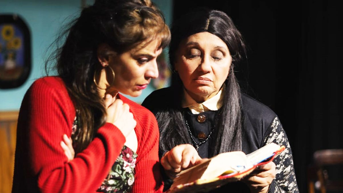 Andrea Gómez y Celia Astargo en la obra teatral Sangre en los tacones. 