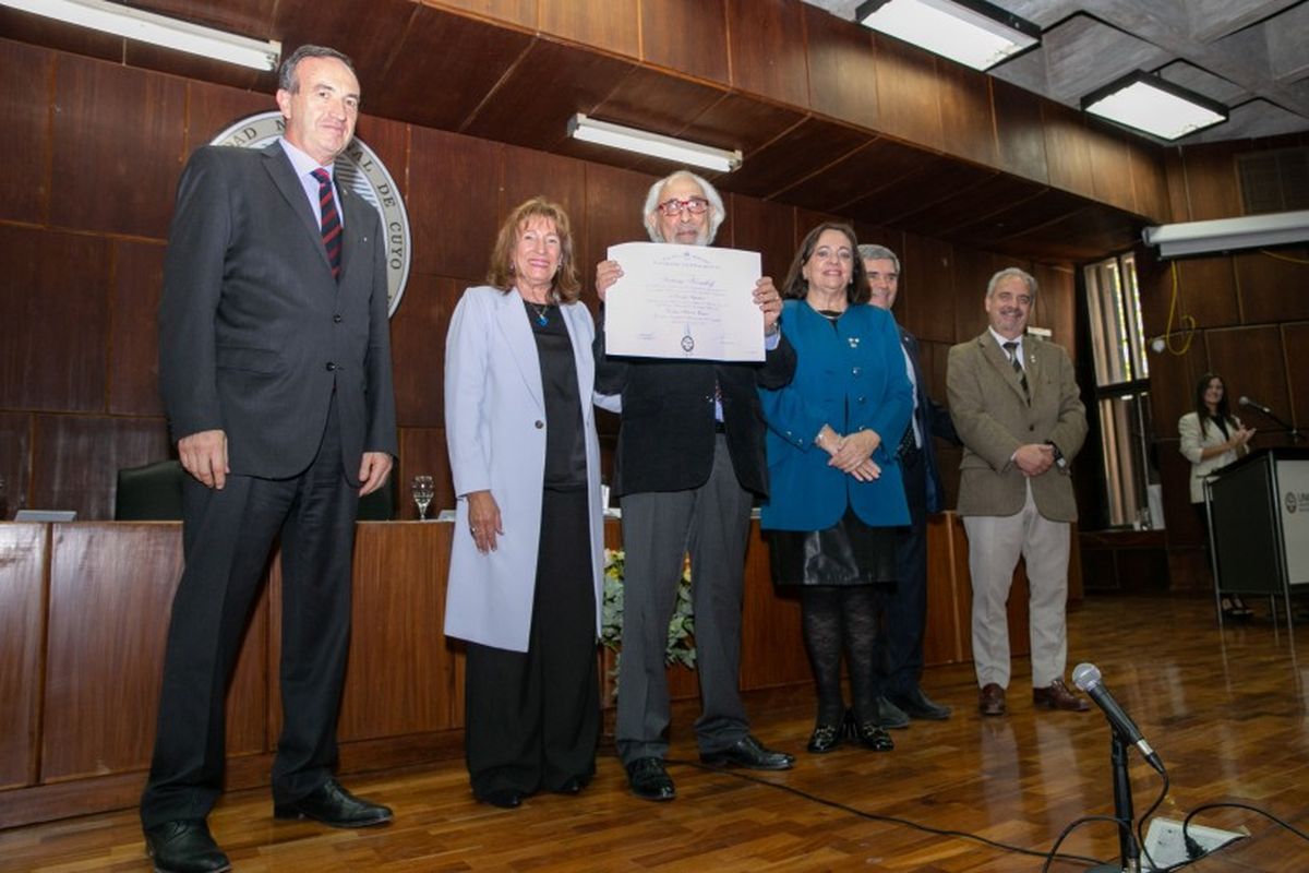 Autoridades de la Uncuyo con el filósofo Santiago Kovadloff.
