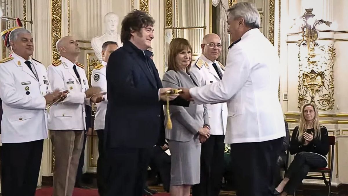 Bullrich en su último acto en Seguridad acompañó a Milei en la entrega de sables