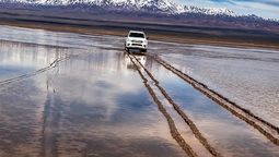 La camioneta está atrapada a 1,5 kilómetros de la orilla firme, en el medio exacto de la planicie protegida.