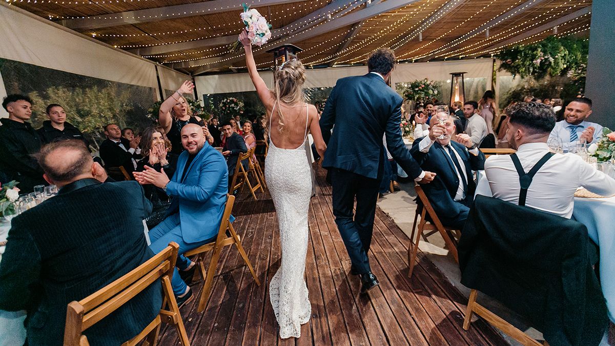 Los novios en pleno festejo.