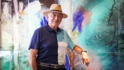 Julio Camsen en su nueva creación: Hualta, el primer hotel bodega urbano de América, a una cuadra del Km. 0 de Mendoza. Detrás, la obra de Eduardo Hoffmann, alusiva al origen de la cordillera. Fotos: Nicolás Ríos