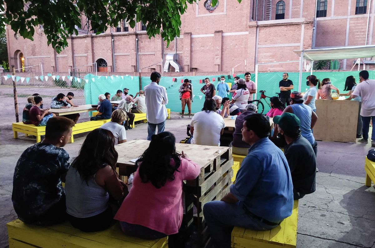 Una gran comunidad de gente unida no solo por la necesidad de alimentarse, sino también por el afecto