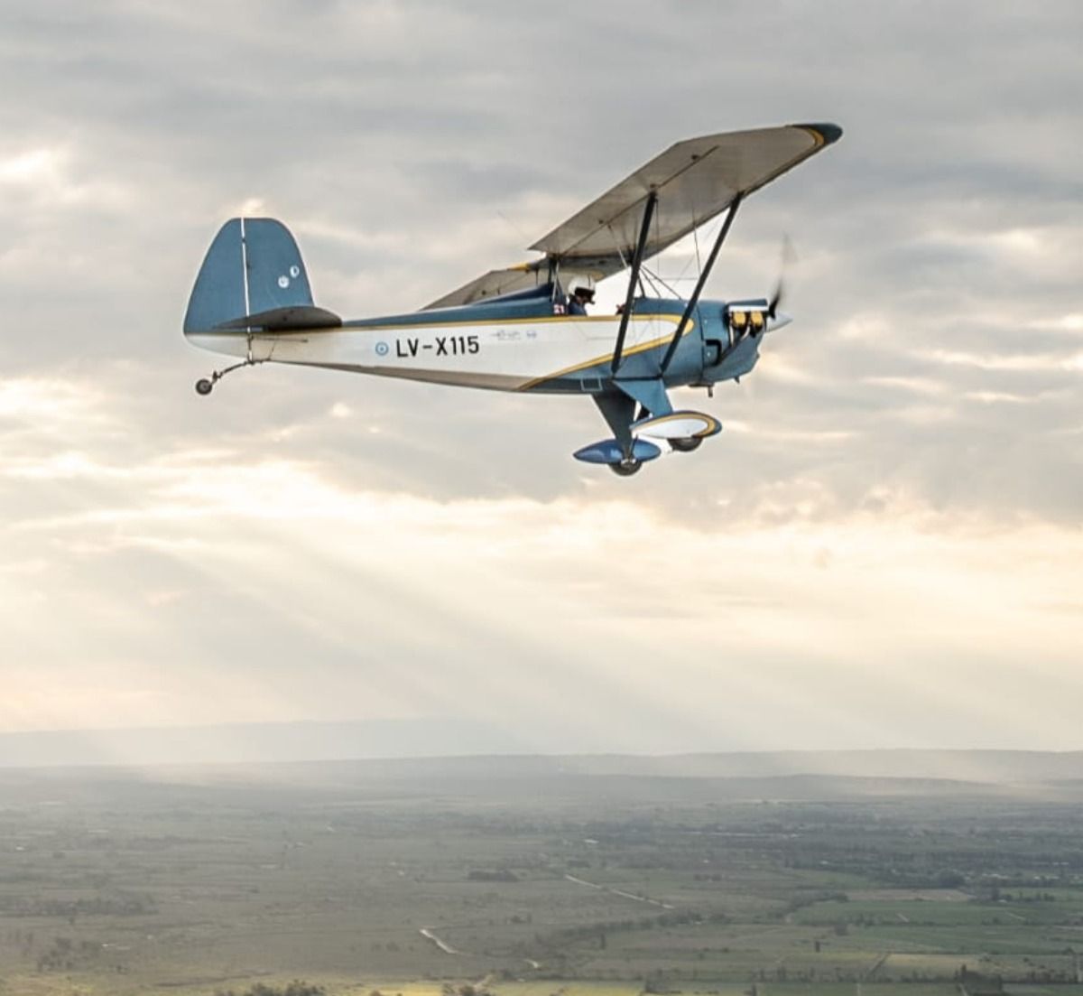 El ya mítico monoplaza de Zona Este a punto de aterrizar. El ya mítico monoplaza de Zona Este a punto de aterrizar.