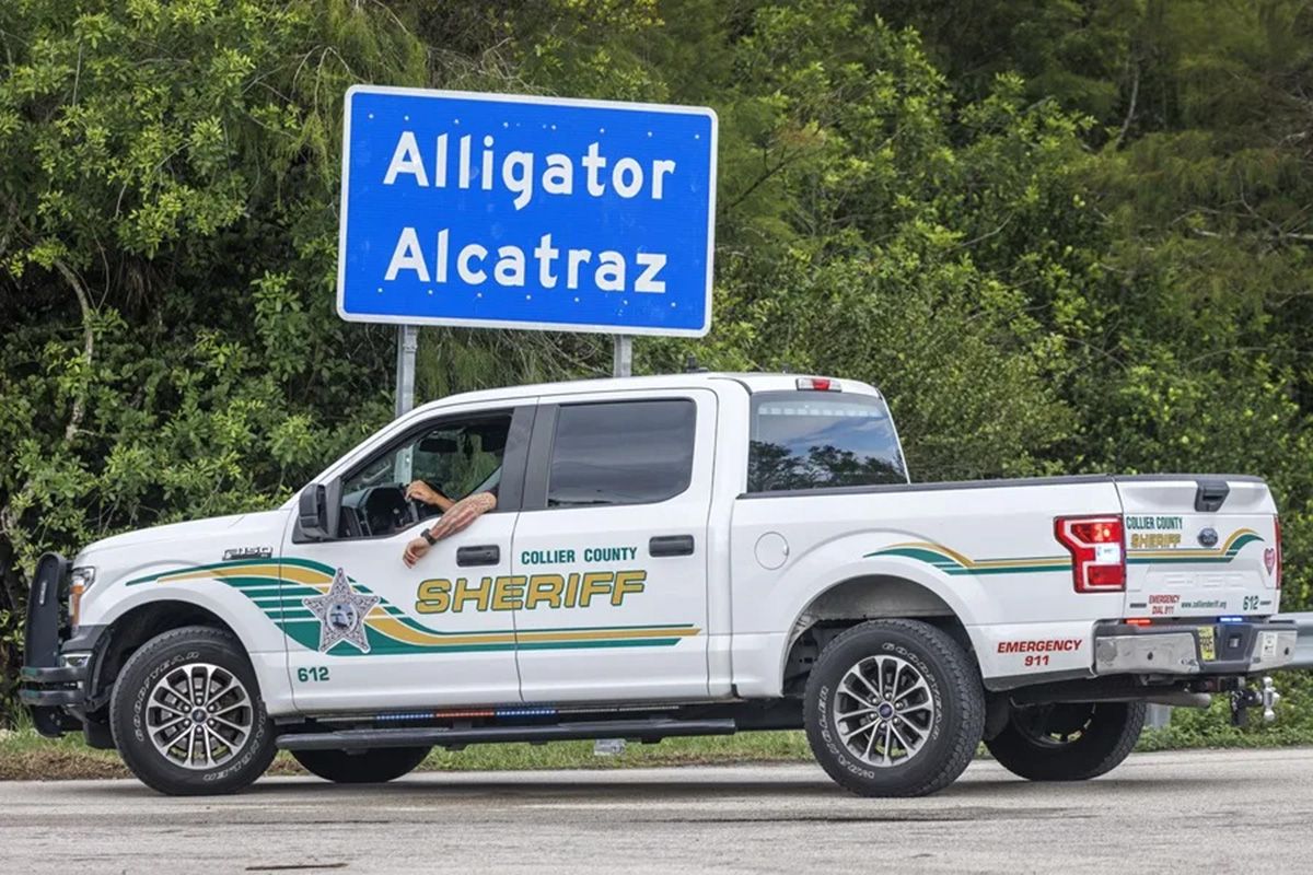 Un cartel cercano a la entrada del centro de detención migratoria Alligator Alcatraz en los Everglades de Florida (Archivo). Crédito: EFE/ Cristobal Herrera-Ulashkevich.