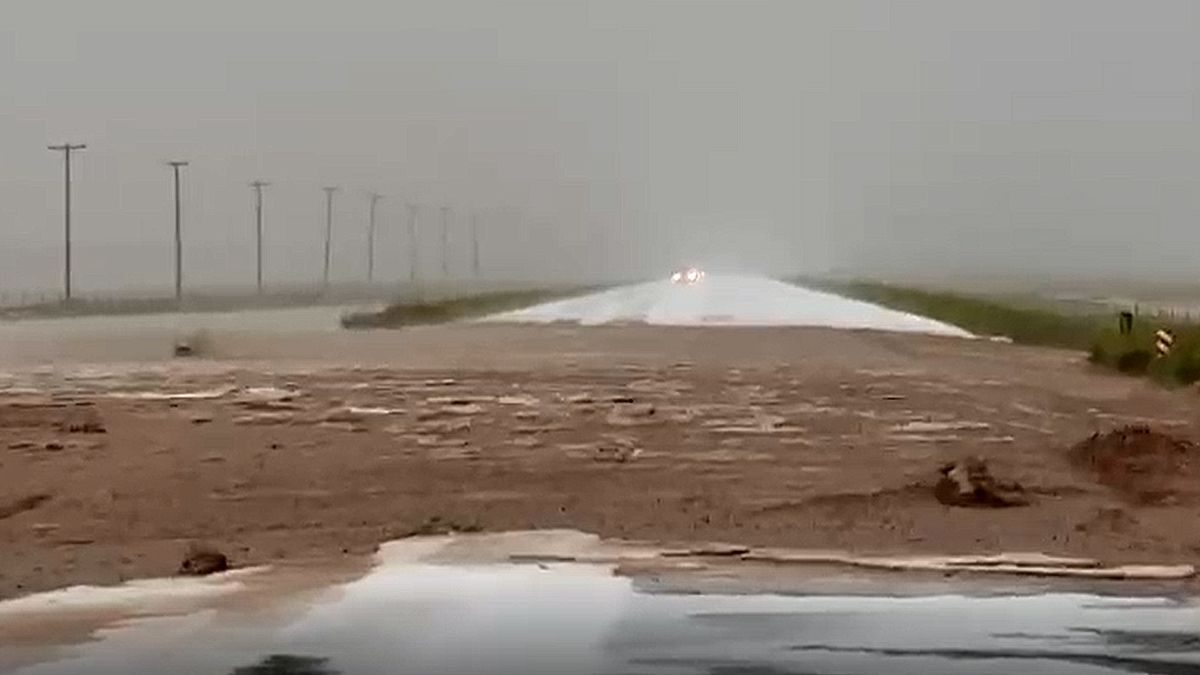 Un cauce se desbordó por las intensas tormentas y provocó que la ruta 40 quedara intransitable a la altura del ingreso a Malargüe.&nbsp;