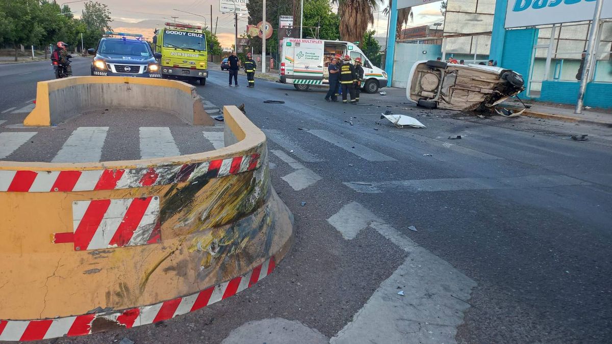 En la foto se puede ver el impacto del auto en el cantero central del carril Rodríguez Peña. En la foto se puede ver el impacto del auto en el cantero central del carril Rodríguez Peña.
