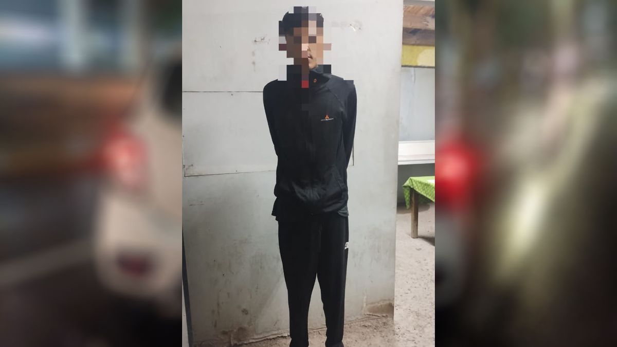 Un joven oriundo de Córdoba fue detenido cuando se escondía debajo de un auto. Creen que es uno de los sospechosos del intento de robo a la joyería del centro. Un joven oriundo de Córdoba fue detenido cuando se escondía debajo de un auto. Creen que es uno de los sospechosos del intento de robo a la joyería del centro.