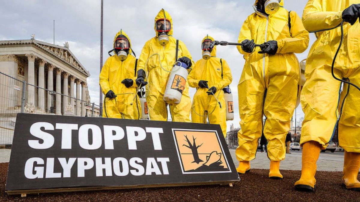 Acción colectiva de Greenpeace en 2017 en Viena, frente al Parlamento austriaco, para exigir la prohibición nacional del glifosato. © Greenpeace / Mitja Kobal. © Mitja Kobal / Greenpeace Acción colectiva de Greenpeace en 2017 en Viena, frente al Parlamento austriaco, para exigir la prohibición nacional del glifosato. © Greenpeace / Mitja Kobal. © Mitja Kobal / Greenpeace