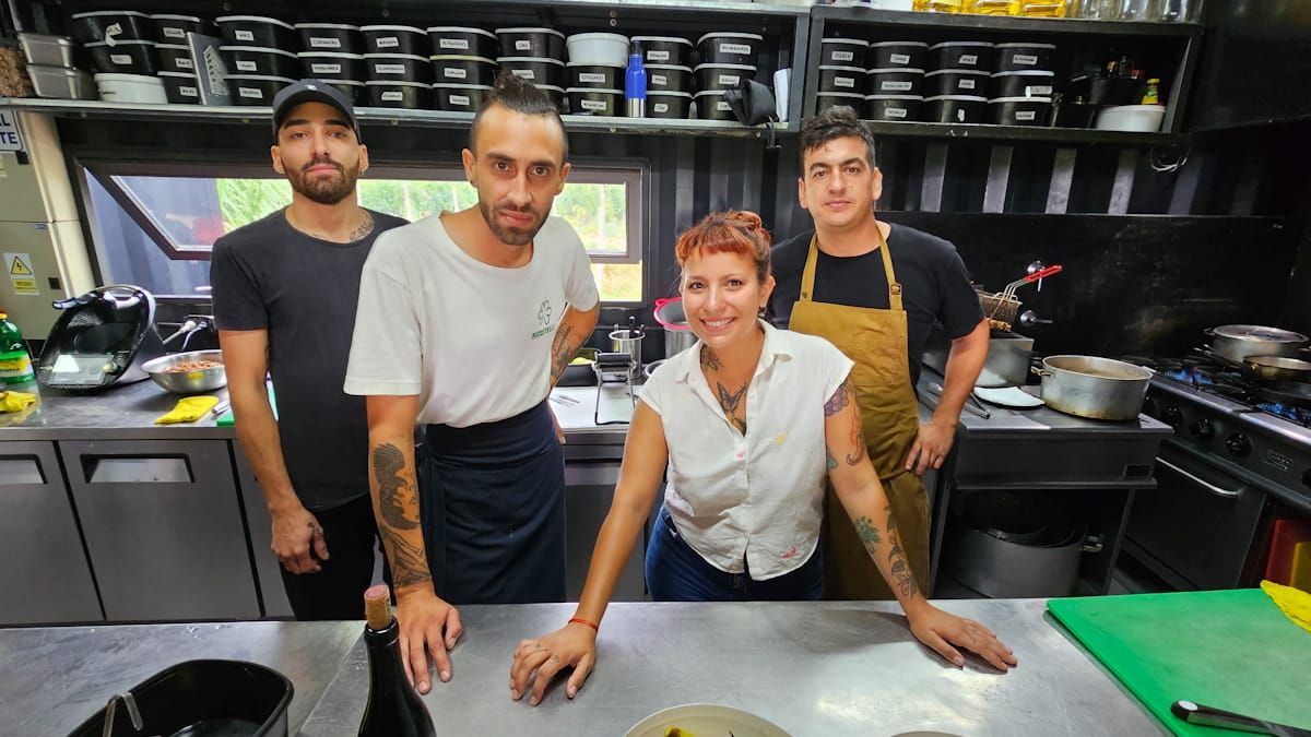 Agustina con su equipo de trabajo en Riccitelli: Alexis, Gastón y Claudio. Juntos son los hacedores de una cocina joven, diferente y sustentable. Agustina con su equipo de trabajo en Riccitelli: Alexis, Gastón y Claudio. Juntos son los hacedores de una cocina joven, diferente y sustentable.