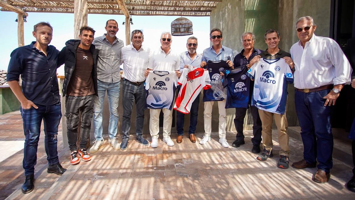 Leonardo Ponzio y Enzo Francescoli acompañaron a la dirigencia de River e Independiente Rivadavia. Leonardo Ponzio y Enzo Francescoli acompañaron a la dirigencia de River e Independiente Rivadavia.