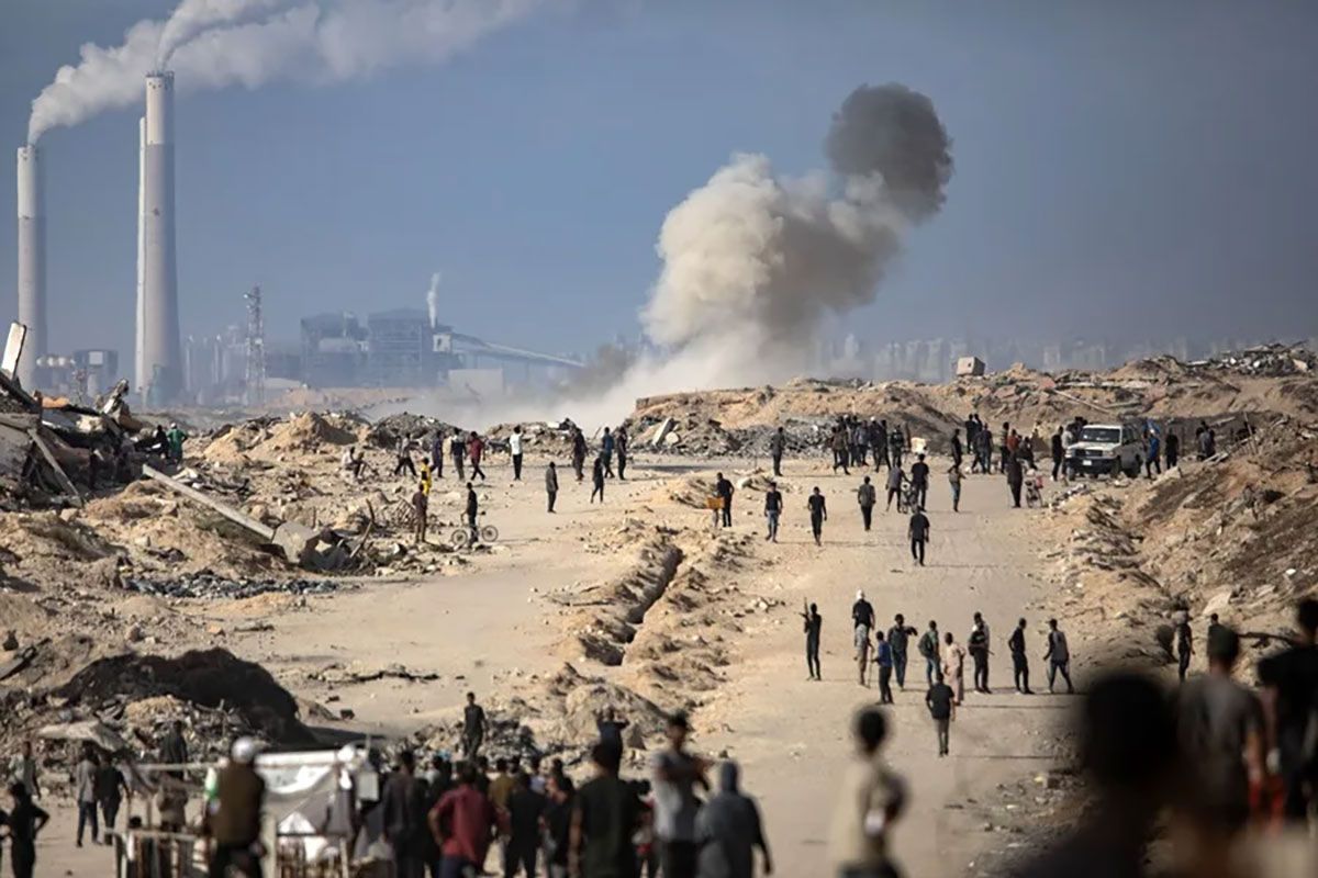 Columna de humo tras un ataque de Israel cerca un punto de distribución de ayuda humanitaria en la Franja de Gaza. Crédito: EFE/EPA/Haitham Imad.