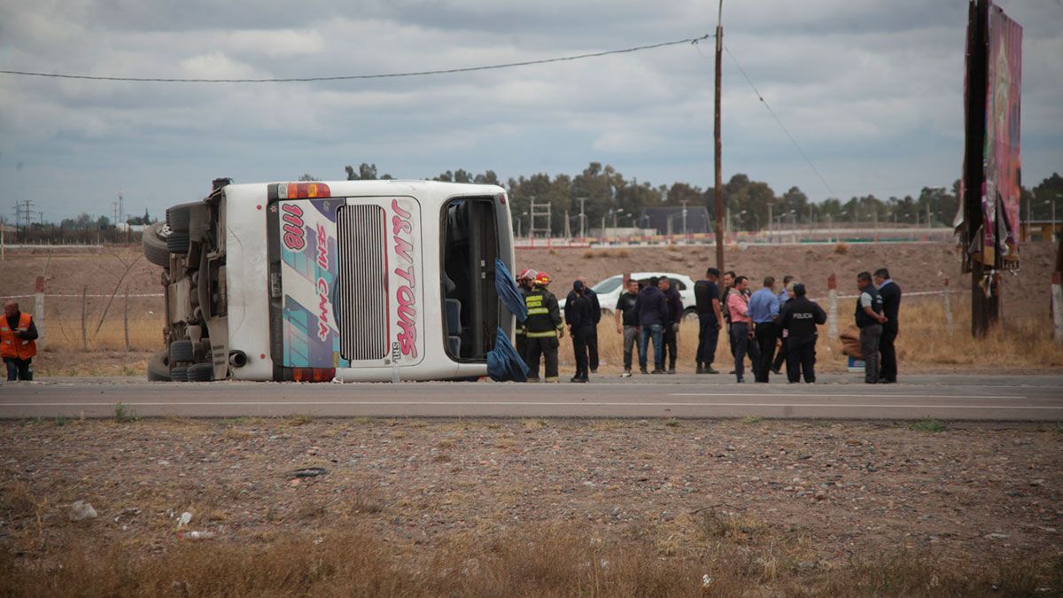 Una mujer murió tras el accidente de tránsito que sufrió un micro que trabsportaba hinchas de Boca hacia Mendoza.