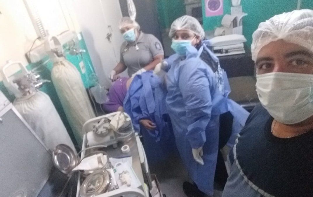 Una mujer dio a luz ayudada por una enfermera y dos policías