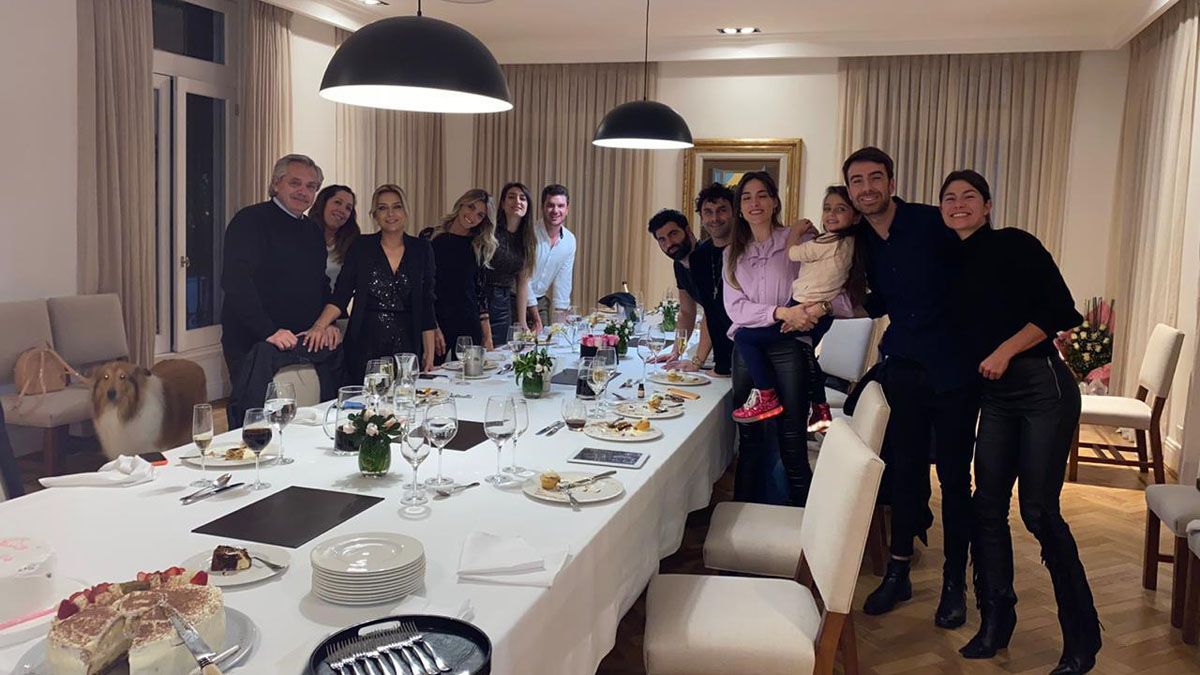 De izquierda a derecha: Dylan, Alberto Fernández, Carolina Marafioti, Fabiola Yáñez, Sofía Pacchi, Florencia Fernández, Santiago Basavilbaso, Emanuel López, Fernando Consagra, Rocío Fernández, Niña, Federico Abraham, Stefanía Domínguez.