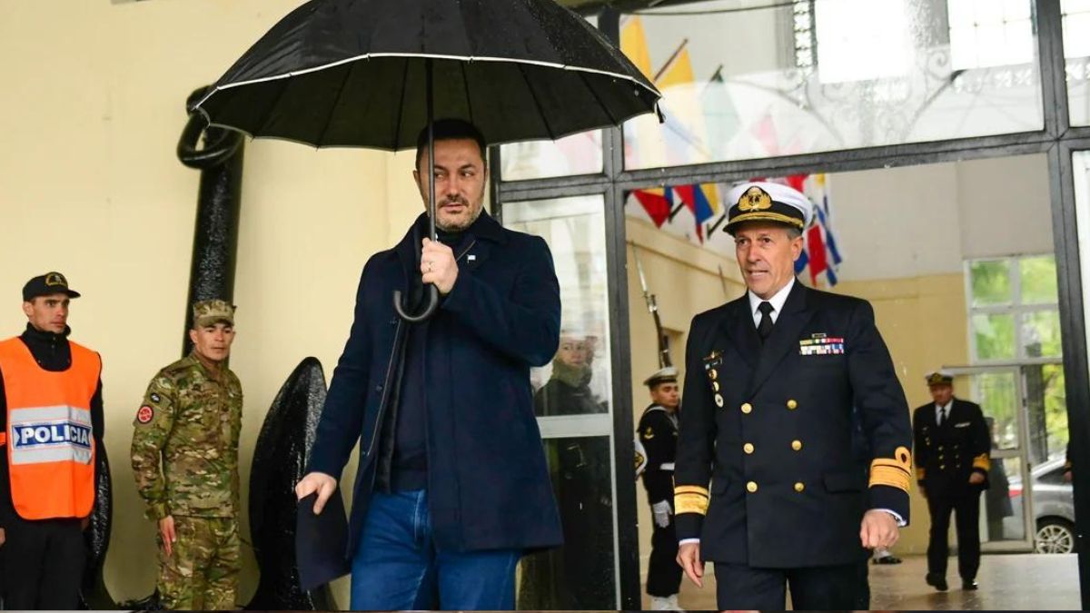 El ministro de Defensa, Luis Petri y el jefe de la Armada Argentina, contraalmirante Carlos Allievi.&nbsp;