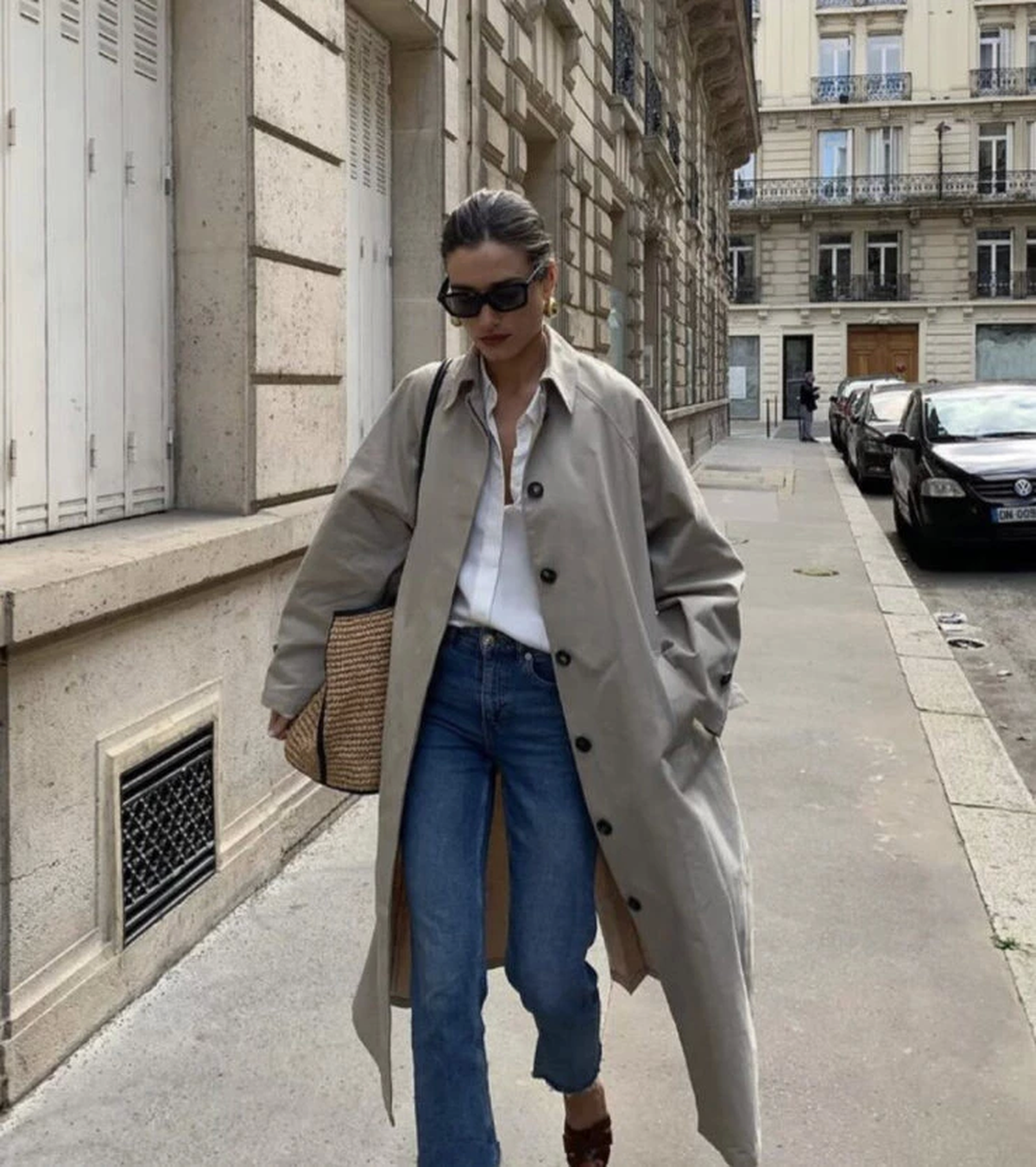 Look de "lujo silencioso" con trench. Look de "lujo silencioso" con trench.