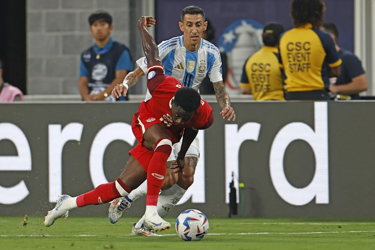 Alphonso Davies ya demostr&oacute; que puede complicar a la Selecci&oacute;n Argentina.&nbsp;