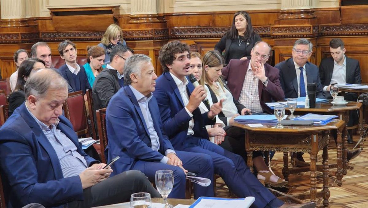 El senador Alfredo Cornejo junto al secretario de Servicios Públicos, Natalio Mema, en la presentación del proyecto de ley sobre los subsidios al transporte.