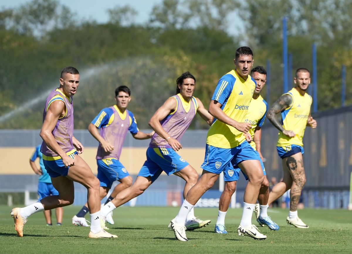 Benedetto (detr&aacute;s a la derecha) abandon&oacute; la pr&aacute;ctica de Boca antes de jugar con River por la Copa de la Liga