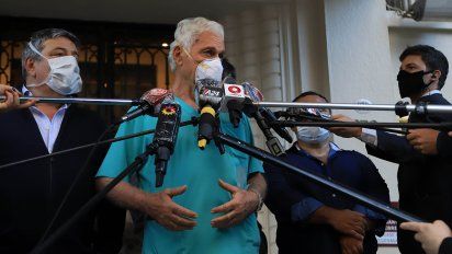 El médico Pedro Farraina da el parte de salud del expresidente Mauricio Macri, quien fue intervenido este martes en el sanatorio Otamendi.