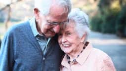 Los adultos mayores obtienen grandes beneficios con esta actividad.  Los adultos mayores obtienen grandes beneficios con esta actividad.