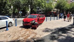 El conductor del Fiat Cronos intentó fugarse después de chocar de atrás a otro auto, cuyo ocupante lo persiguió hasta la Plaza Independencia. Allí fue detenido tras quedar en la vereda con el vehículo. El conductor del Fiat Cronos intentó fugarse después de chocar de atrás a otro auto, cuyo ocupante lo persiguió hasta la Plaza Independencia. Allí fue detenido tras quedar en la vereda con el vehículo.