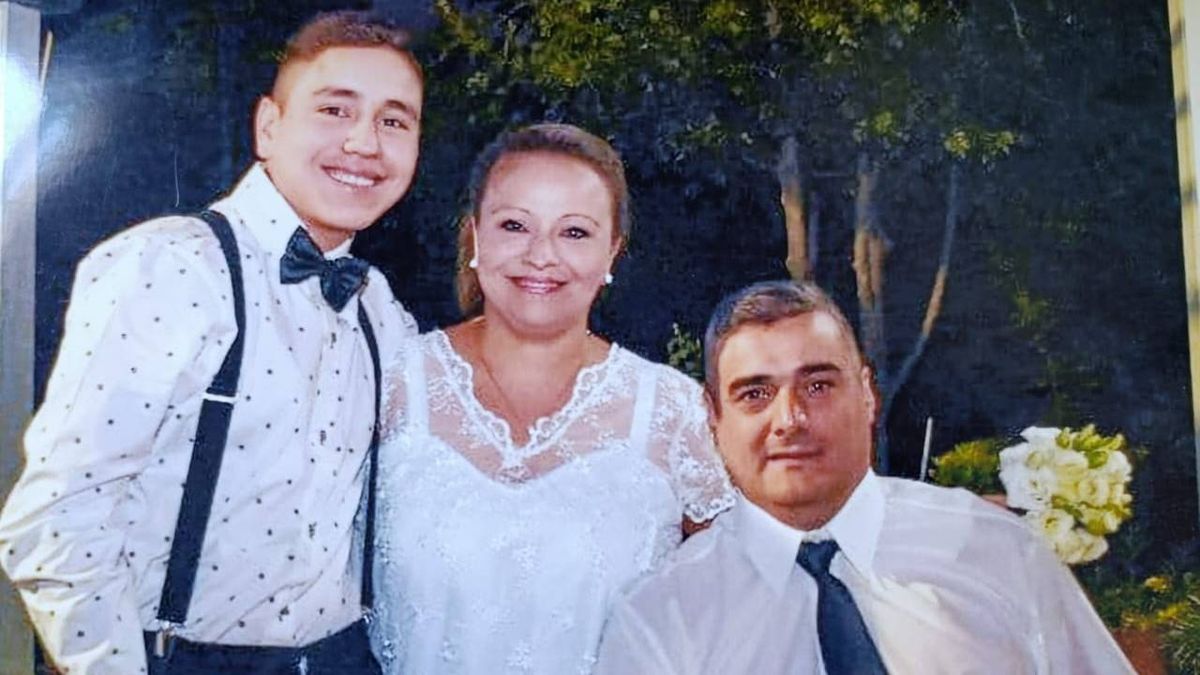Hemilse y Mauricio junto a Alejo, hijo de ella e hijo del corazón de él. Llevan casados 5 felices años. Gentileza.&nbsp;