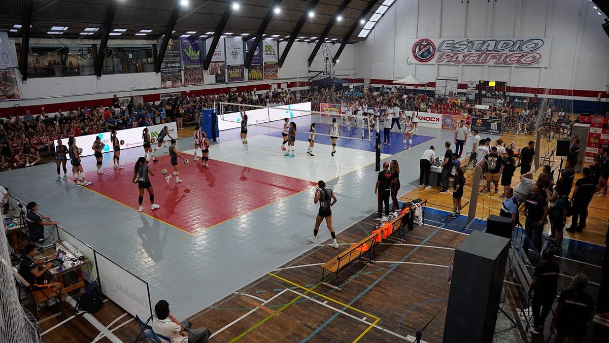 Muy buen marco tuvo el estadio Pacífico para inaugurar la Liga Nacional Femenina de Vóley.