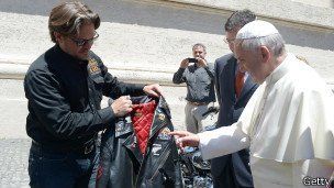 Subastaron la Papamoto Harley Davidson autografiada por el papa Francisco