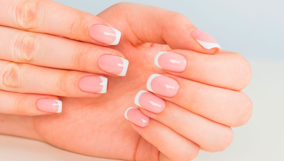 Para mantener las uñas impecables, la clave es limpiarlas e hidratarlas correctamente. Para mantener las uñas impecables, la clave es limpiarlas e hidratarlas correctamente. 