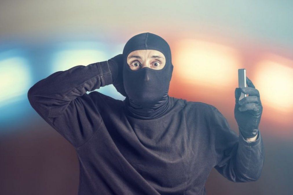 Volvió de vacaciones y encontró a ladrones teniendo sexo en su casa