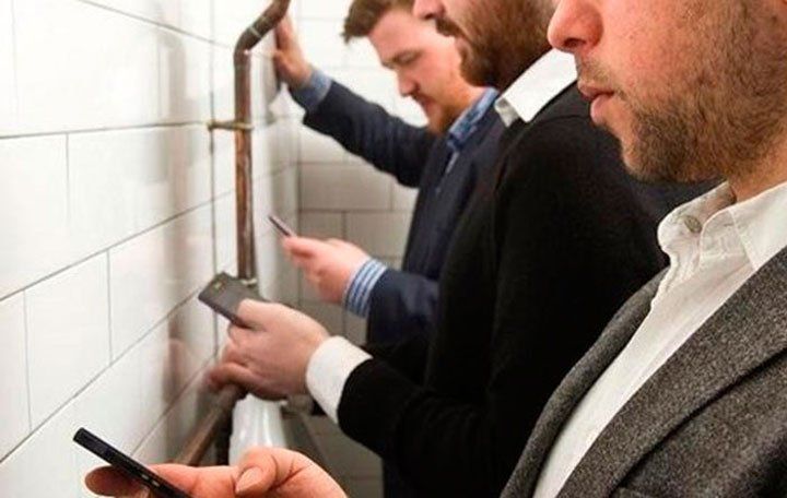 El 70% de los argentinos lleva su celular al baño