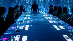 El restaurante ofrece una experiencia gastronómica 360°, combinando cocina, arte y tecnología.