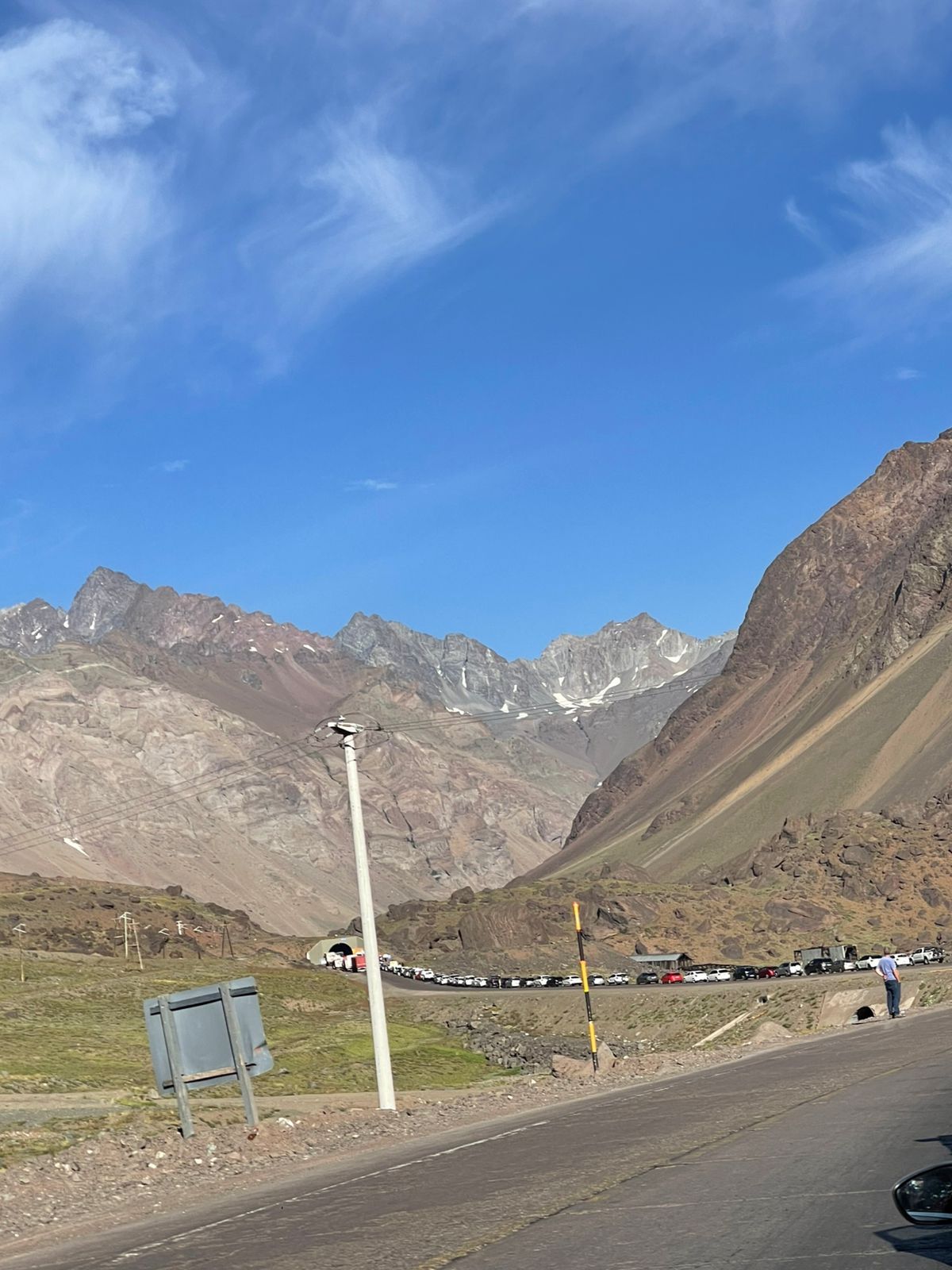Filas y filas de autos para pasar a Chile. Filas y filas de autos para pasar a Chile.