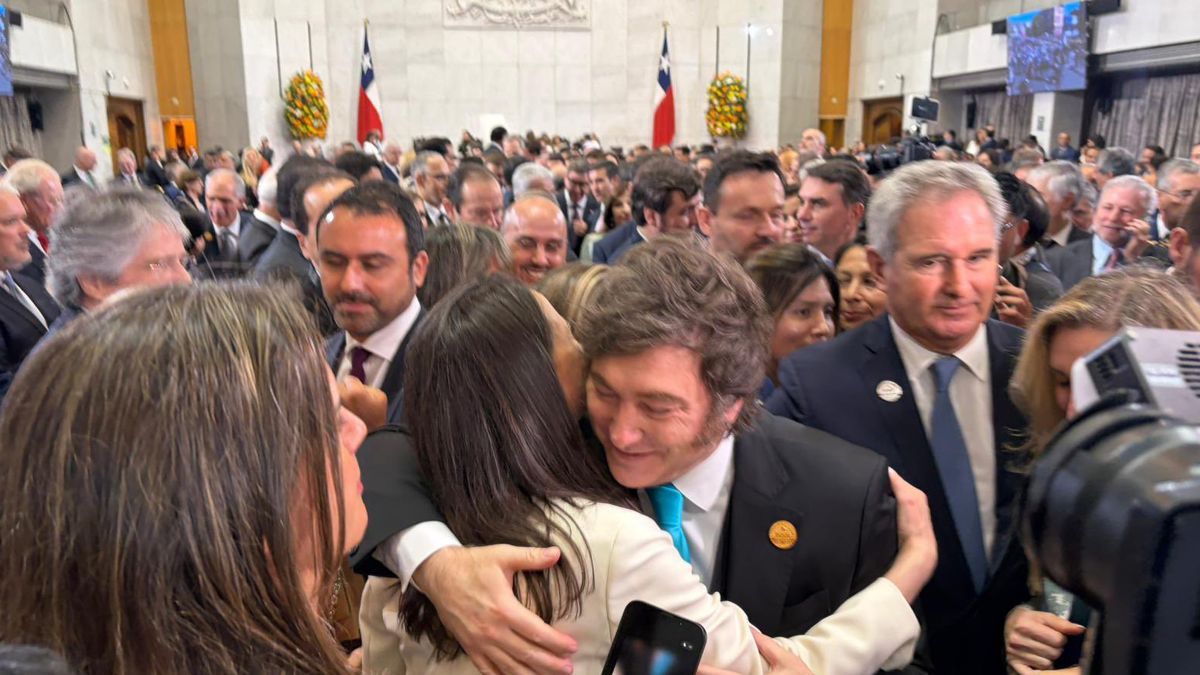 De saludo en saludo Javier Milei en el acto de asunción de José Kast, el nuevo presidente de Chile. De saludo en saludo Javier Milei en el acto de asunción de José Kast, el nuevo presidente de Chile.