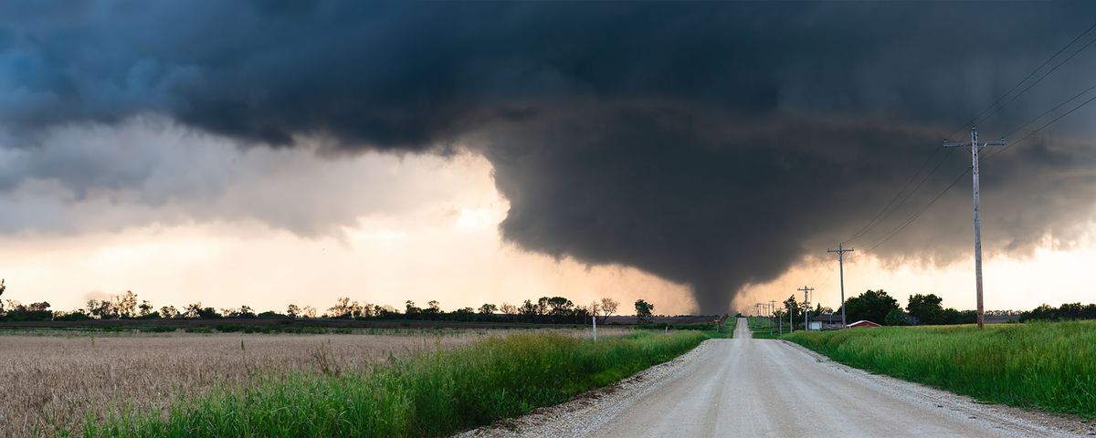 Un gran tornado llegó a la provincia de Mendoza. Un gran tornado llegó a la provincia de Mendoza.