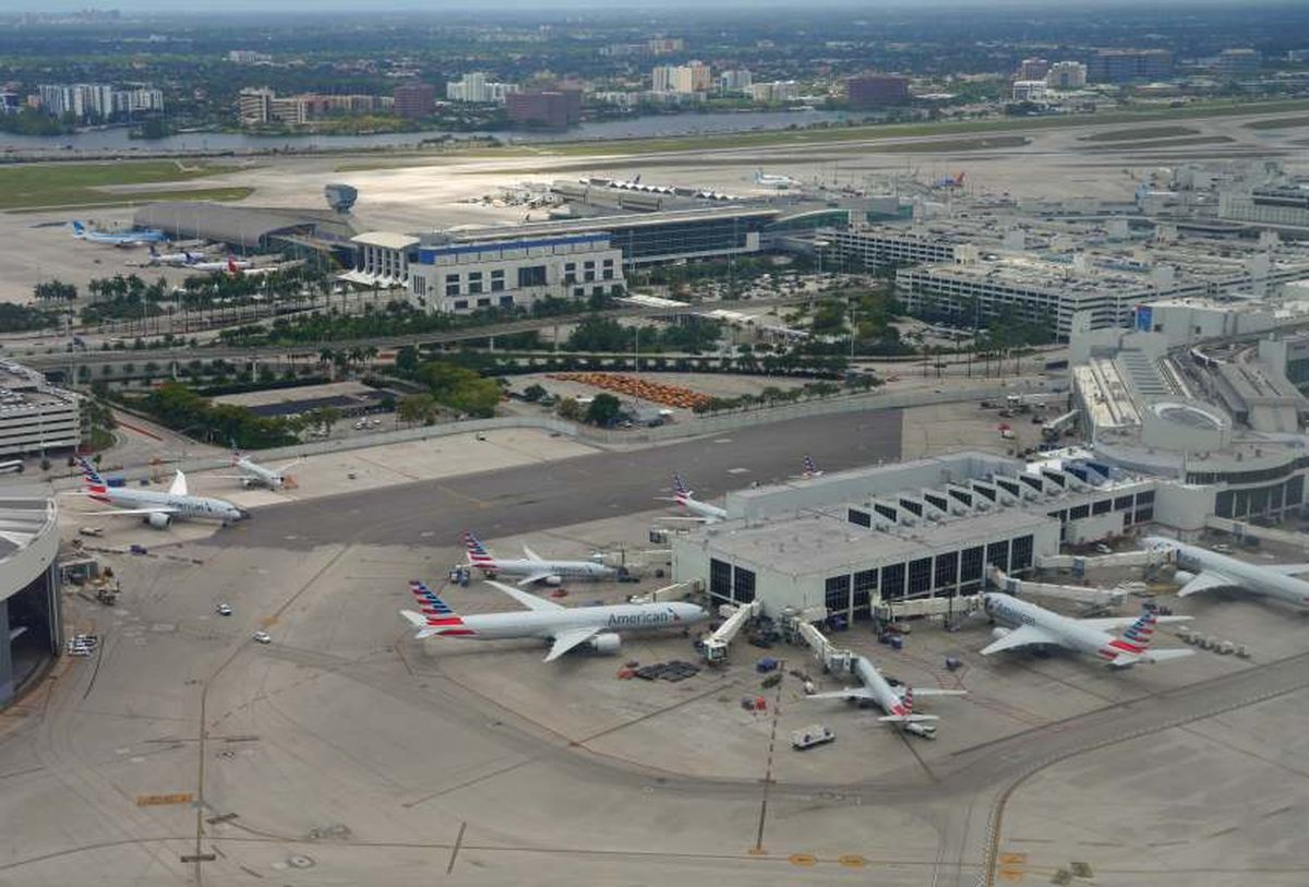  El aeropuerto construyó una pista de 10,500 pies de largo, una de las más largas del mundo. El aeropuerto construyó una pista de 10,500 pies de largo, una de las más largas del mundo.