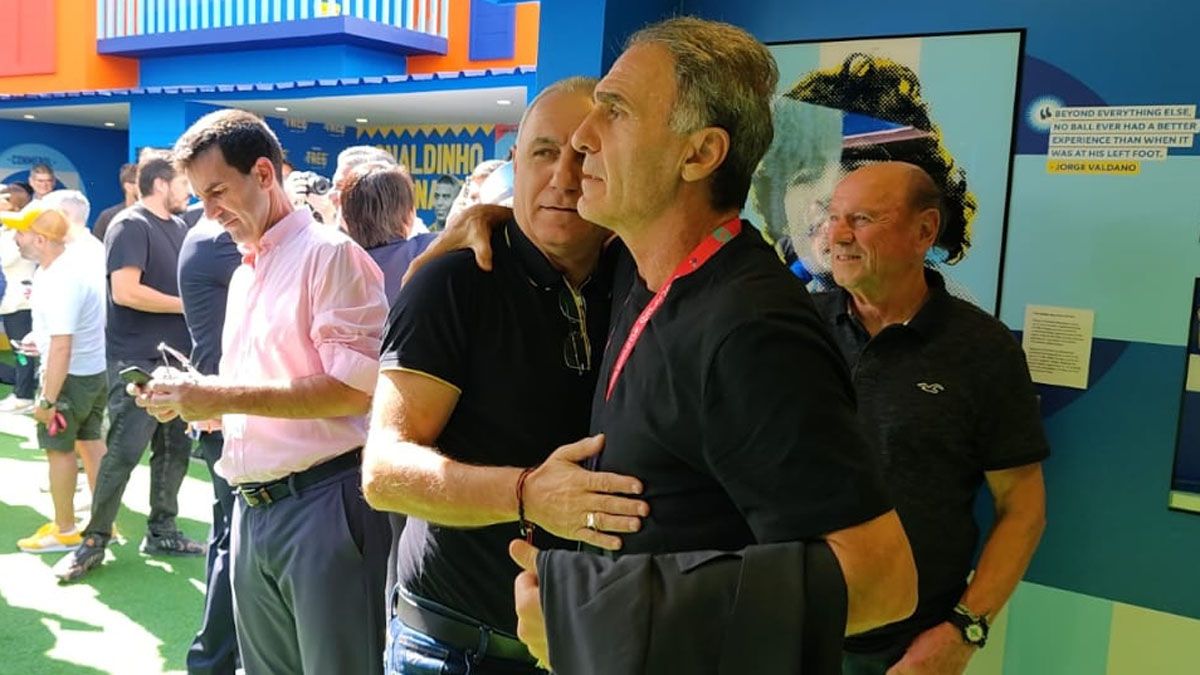 Oscar Ruggeri abraza a Hristo Stoichkov, una leyenda del Barcelona.